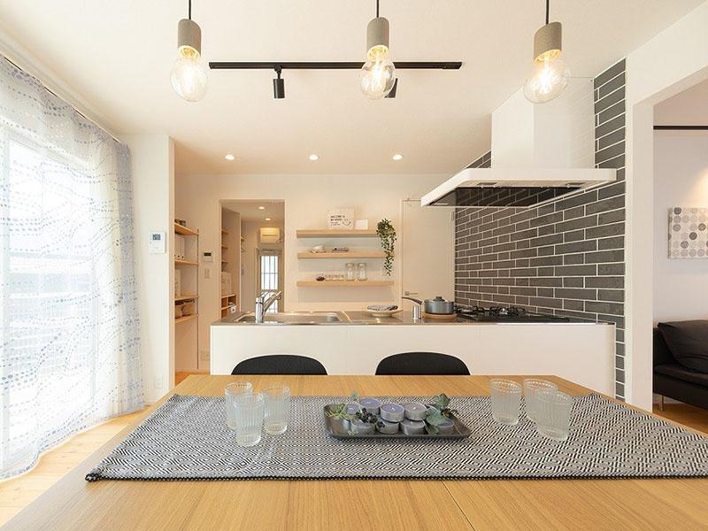 壁タイルが印象的なキッチン・ダイニング