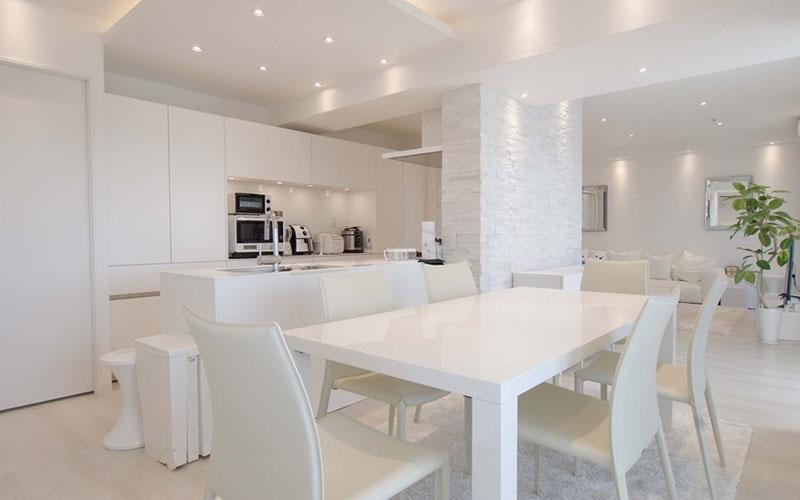 明るくラグジュアリーなキッチン・ダイニング