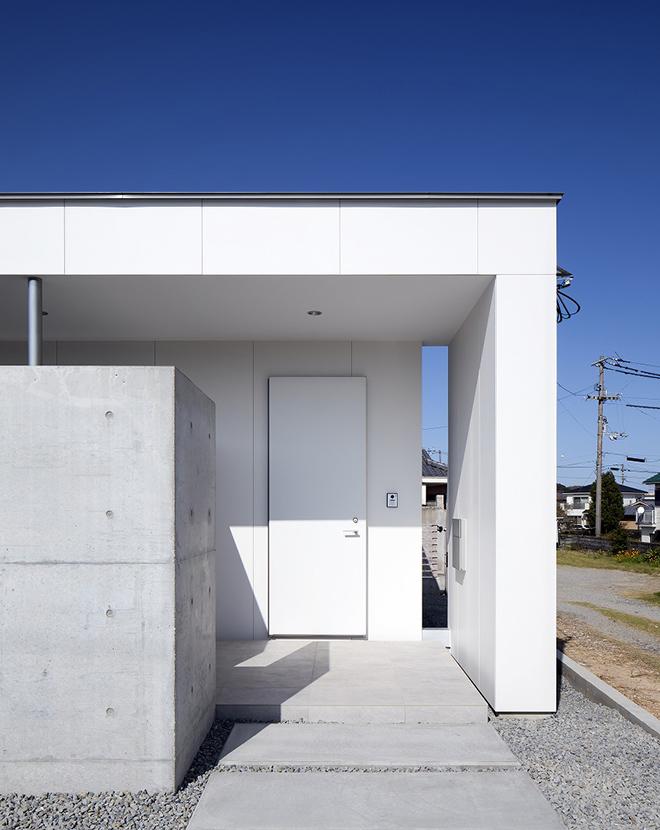 直線の構成がスタイリッシュで印象的な玄関