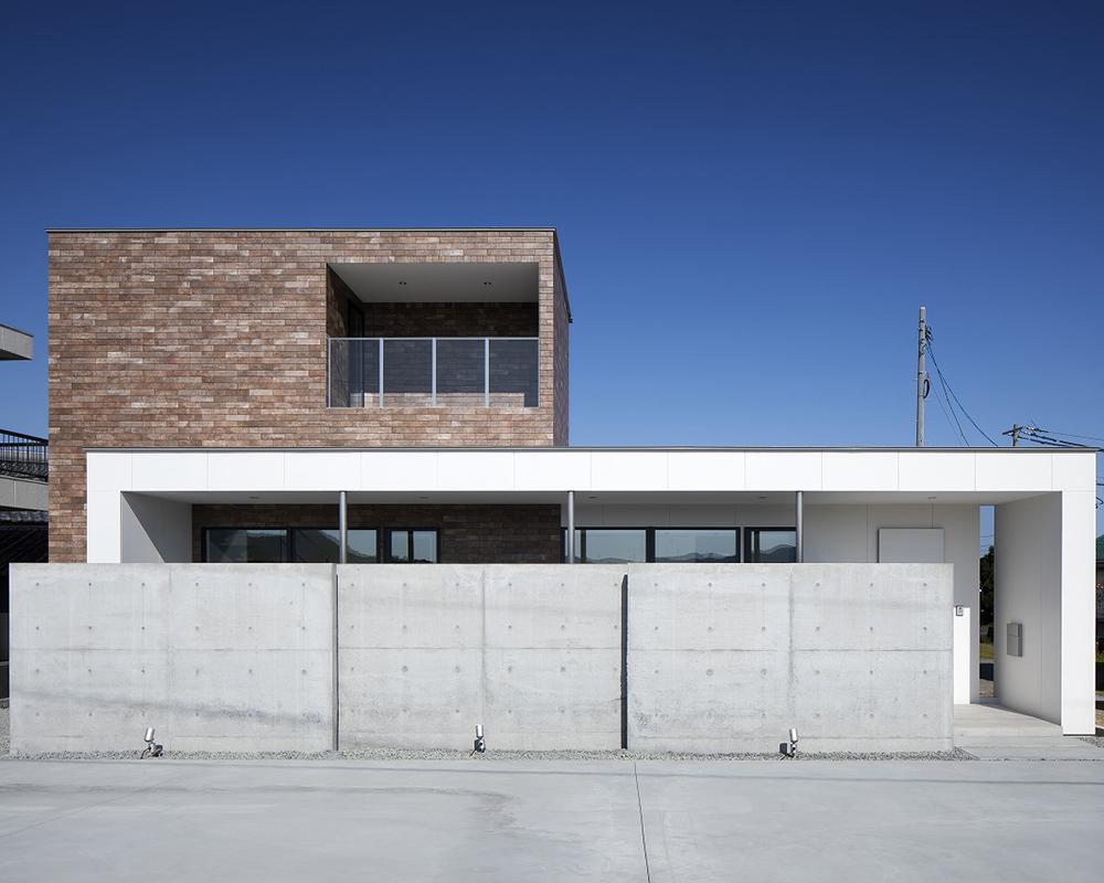 直線の構成がスタイリッシュで印象的な玄関