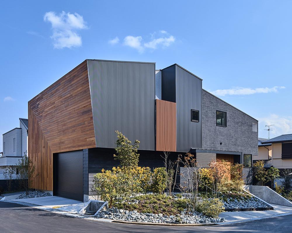 植栽と建物外観のコーディネートがモダンな二世帯住宅