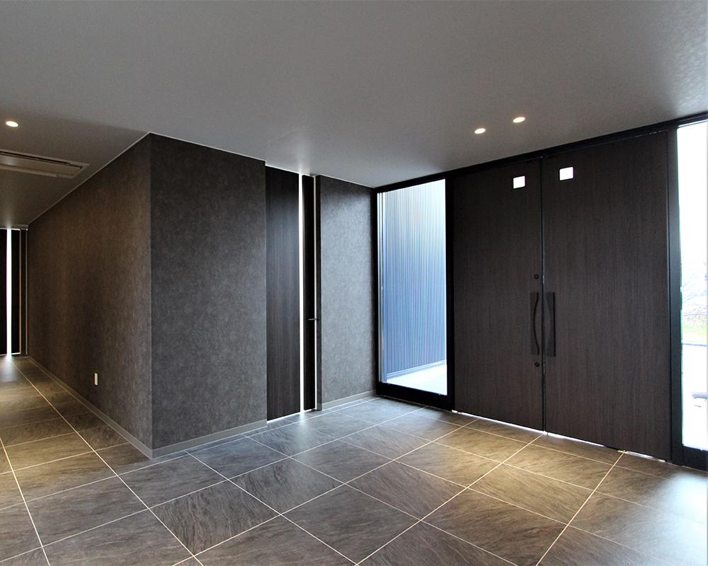 ラグジュアリーな印象のエントランスホール