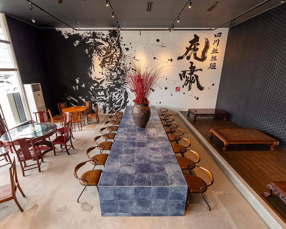 ブルーのタイルがアクセントの空間