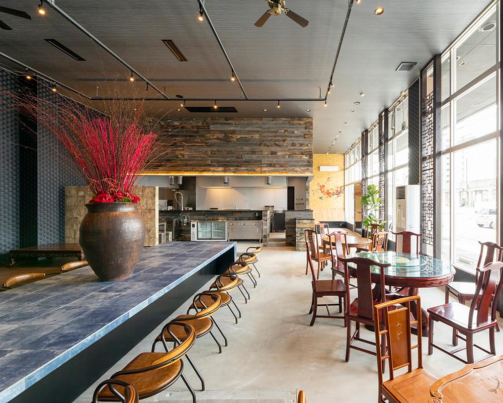 ブルーのタイルがアクセントの空間