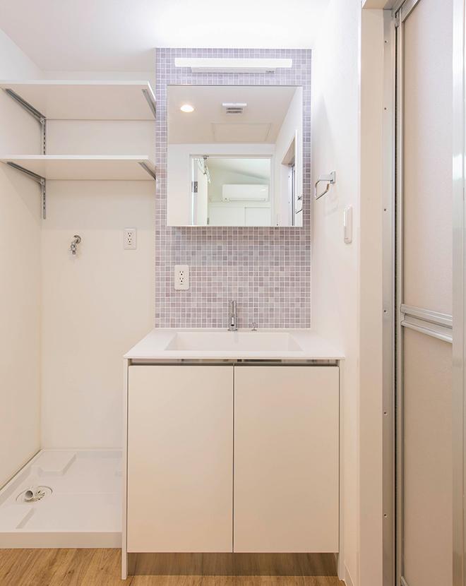 ホワイトを基調としたシンプルな洗面スペース