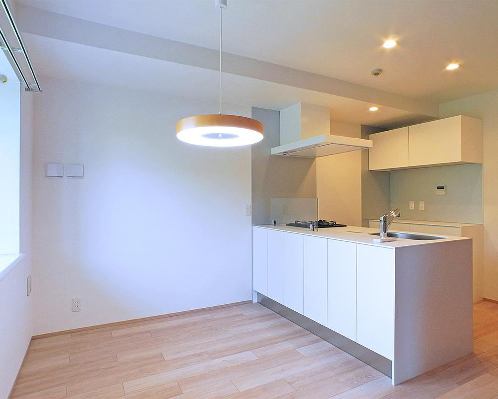 円形のライトが優しい印象のナチュラルなキッチン