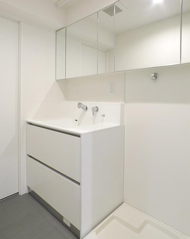 連結して配置されたミラーボックスが特長的な洗面スペース
