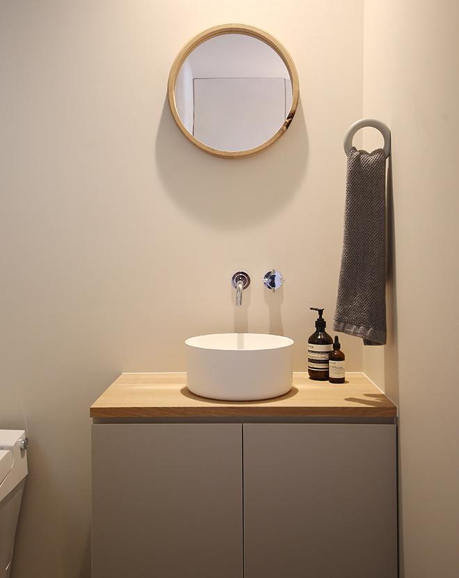 丸い形が優しい印象のナチュラルなトイレスペース