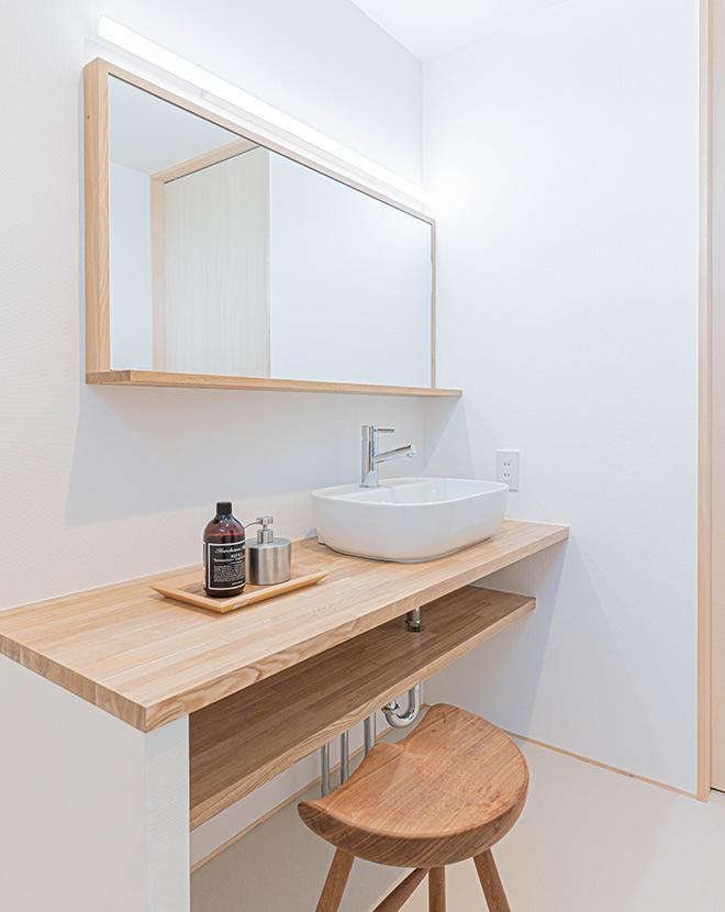 丸い縁の洗面ボウルが優しい印象の洗面スペース