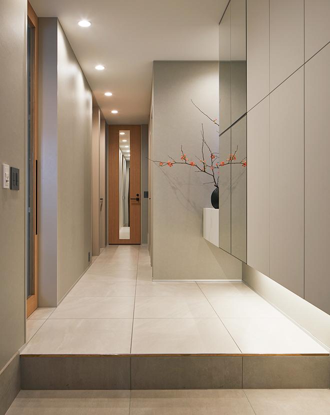 モダンな二世帯住宅のエントランス｜ミラタップ（旧サンワカンパニー）