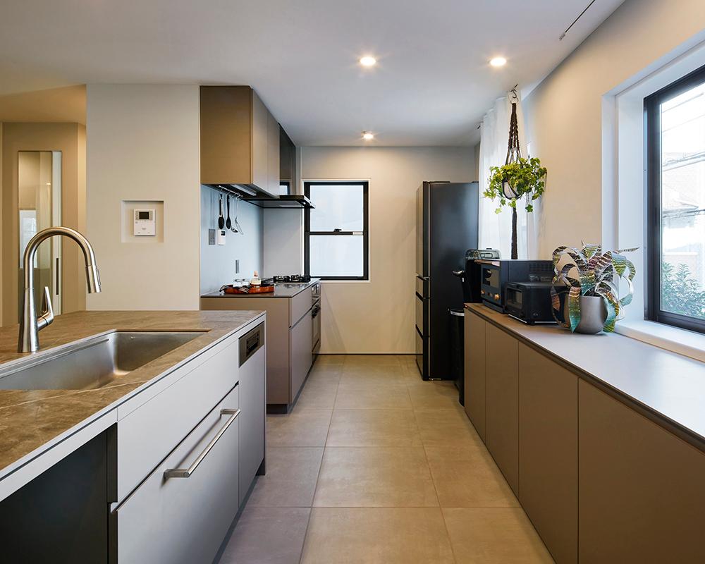 ベージュ色を基調としたシンプルなキッチンスペース