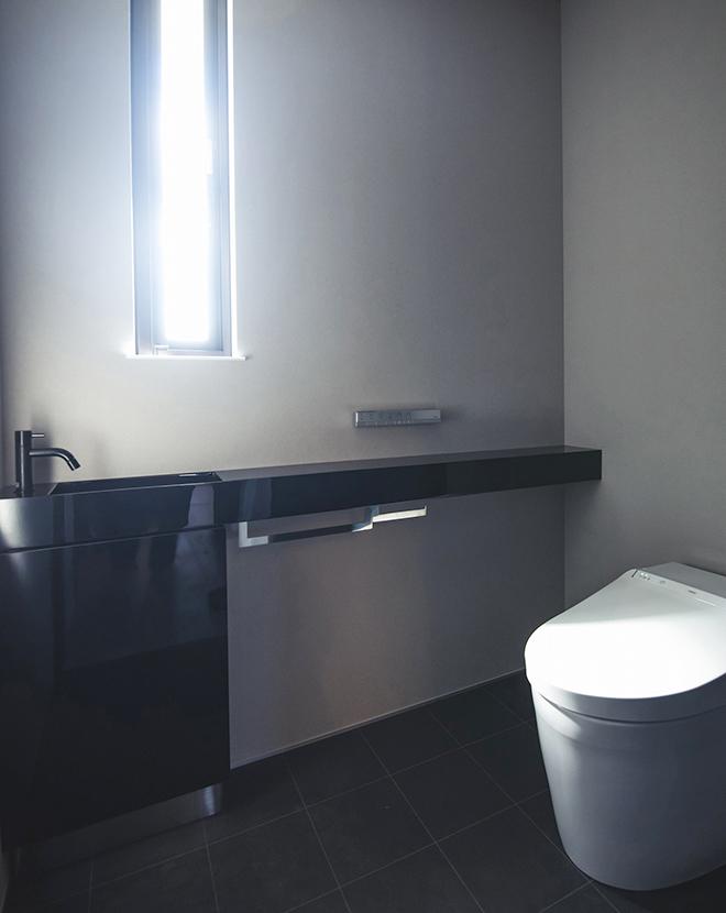 光の差し込むトイレスペース