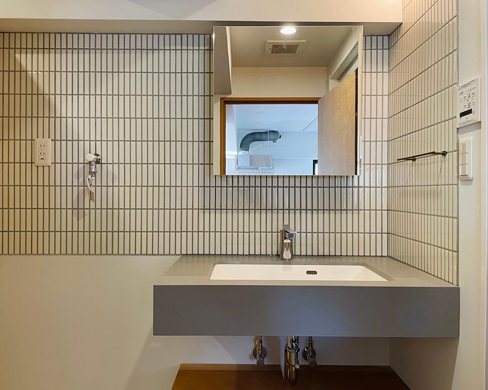 曲線でゆるやかに仕切られた洗面スペース