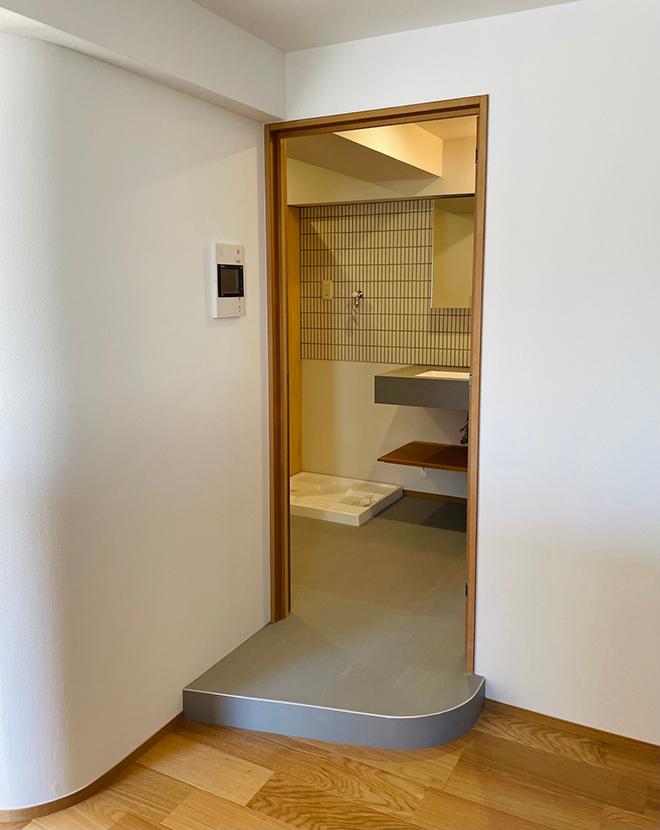 曲線でゆるやかに仕切られた洗面スペース