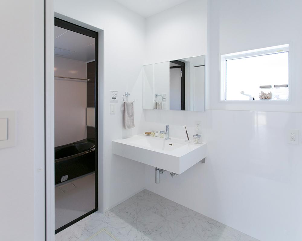 ホワイトを基調とした清潔感のある洗面スペース