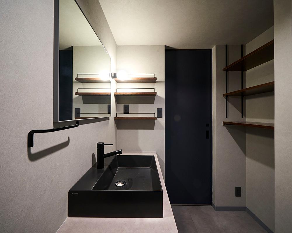 グレーの空間にブラックを効かせた落ち着きのある洗面スペース