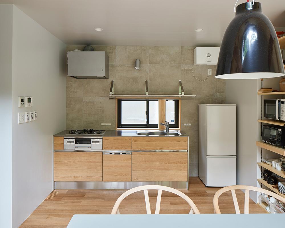 大きく開かれた窓で自然と一体となるリビング＆ダイニングスペース