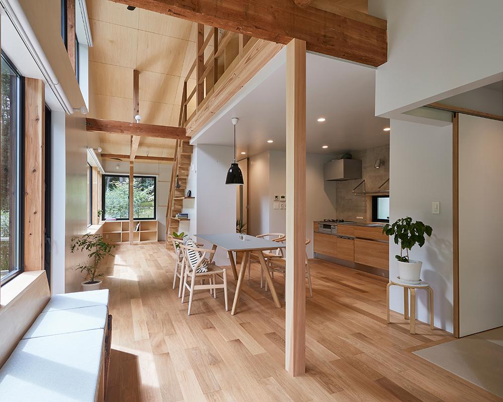 大きく開かれた窓で自然と一体となるリビング＆ダイニングスペース