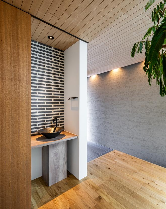 和のテイストをミックスした玄関手洗い