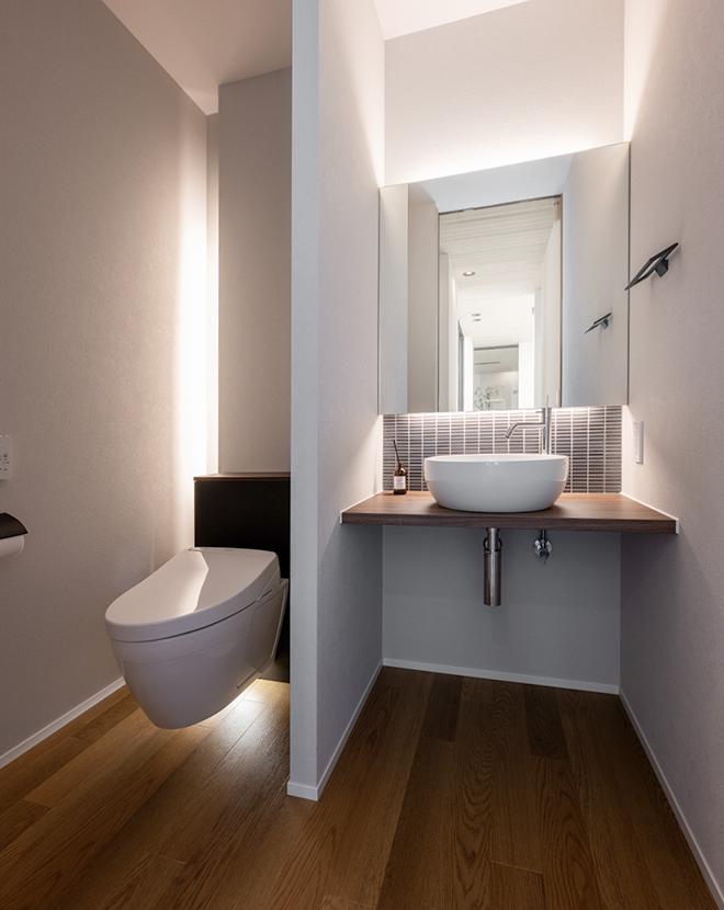 間接照明でやさしく照らす手洗いスペース｜ミラタップ（旧サンワ