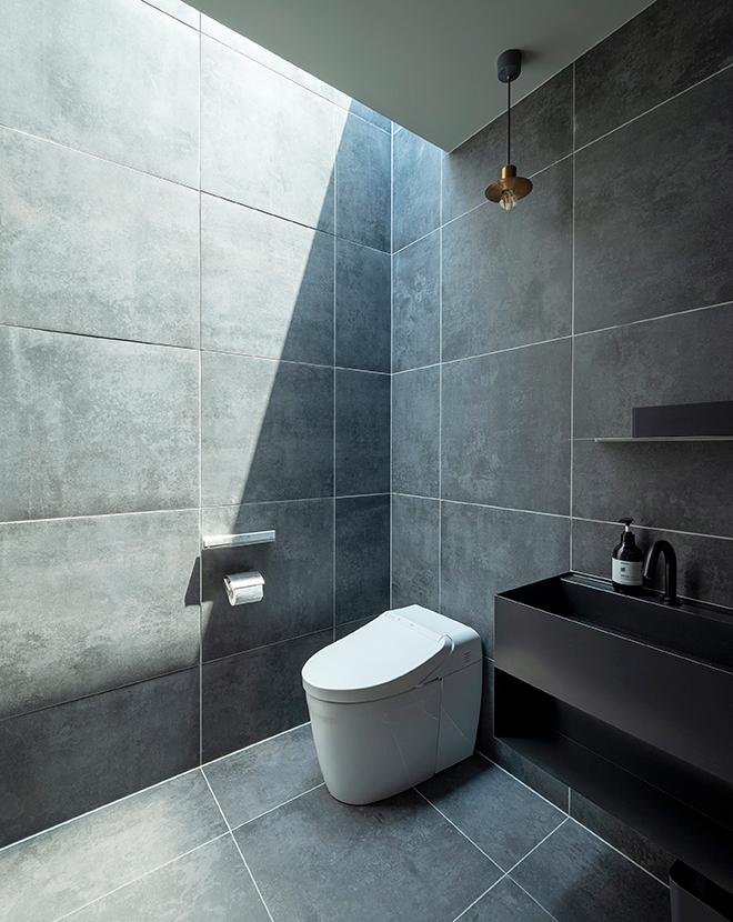 上からの光が映える手洗いスペース