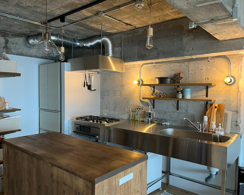 マンション躯体を活かした無骨なキッチン空間
