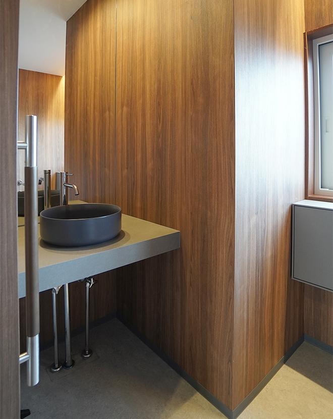 車椅子での使用を想定し機能性とデザイン性を両立したおしゃれな手洗い洗面台スペース