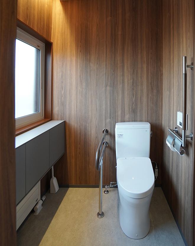 車椅子での使用を想定し機能性とデザイン性を両立したおしゃれな手洗い洗面台スペース