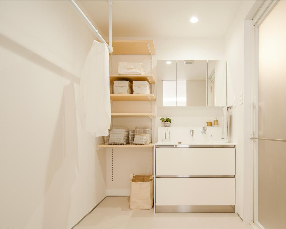 ホワイトで統一されたシンプルな洗面スペース