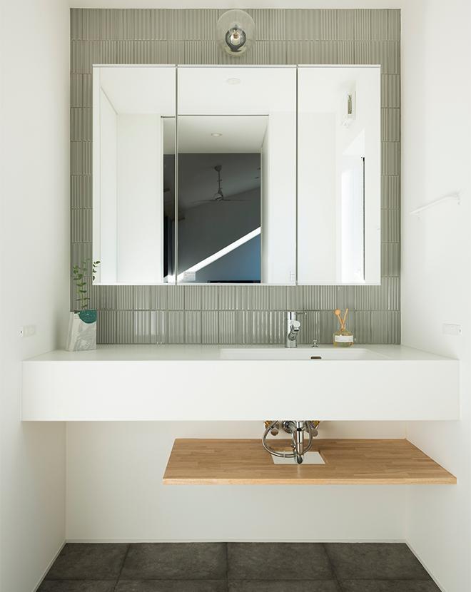 淡いグリーンの壁タイルが爽やかな洗面スペース｜ミラタップ（旧サンワ