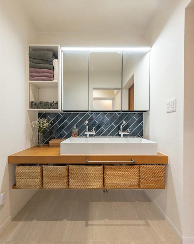 青色のタイルがアクセントの洗面スペース