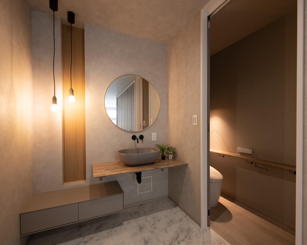 グレージュとゴールドの組み合わせがラグジュアリーな印象の洗面スペース