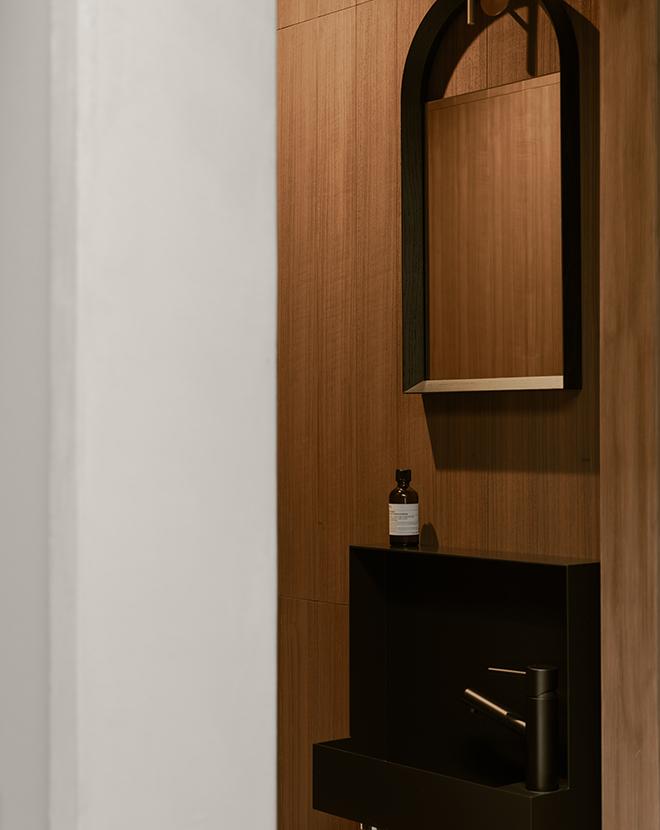 ミラーと洗面ボウルのミニマルな要素が際立つ手洗いスペース