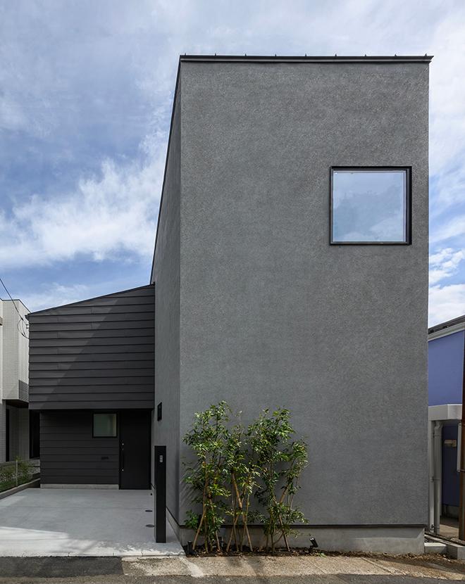 グレーの外壁がモダンな印象の戸建て住宅外観