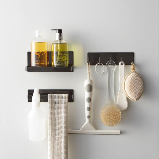 左上：マグネットバスルームラック ブラック / 左下：マグネットバスルームタオルハンガー ブラック / 右：マグネットバスルームフック ブラック