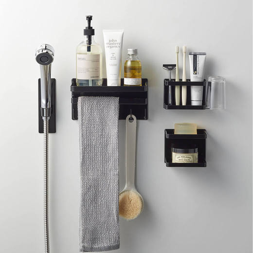 左：マグネットバスルーム多機能ラック ブラック / 右上：マグネットバスルームトゥースブラシホルダー ブラック / 右下：マグネットバスルームソープトレー 2段 ブラック