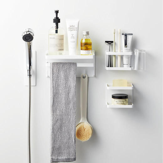 左：マグネットバスルーム多機能ラック ホワイト / 右上：マグネットバスルームトゥースブラシホルダー ホワイト / 右下：マグネットバスルームソープトレー 2段 ホワイト