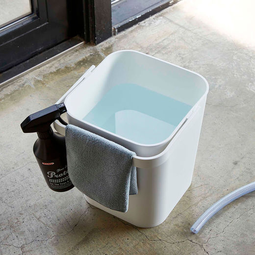 中に水を溜めて運ぶのはもちろん、ハンドルに雑巾やスプレーをかけることもできます。