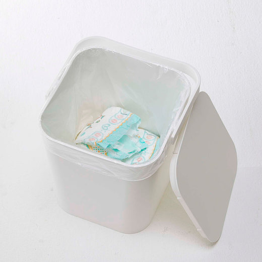 バケツにポリ袋をかけ、オムツ用のゴミ箱としてもご活用できます。フタ付きのため、匂いの漏れも軽減してくれます。