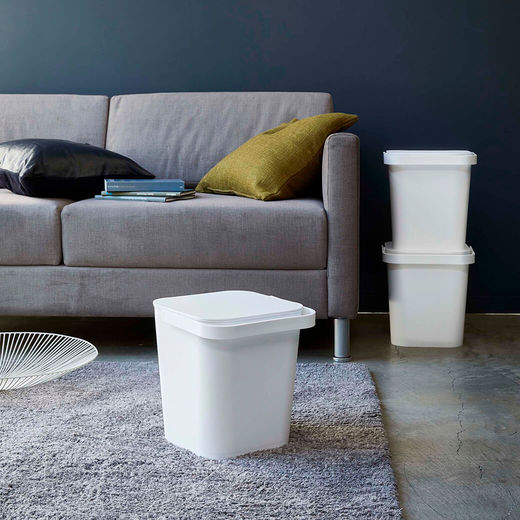 バケツとしてだけでなく、部屋に置いてもインテリアの一部として違和感のないようなデザイン性を併せ持っています。