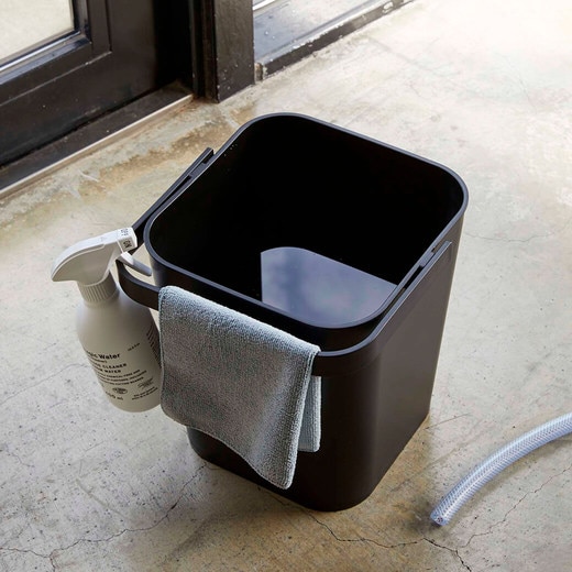 中に水を溜めて運ぶのはもちろん、ハンドルに雑巾やスプレーをかけることもできます。