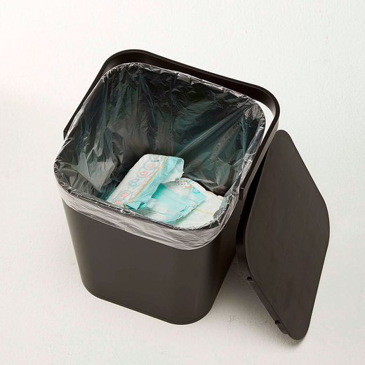 バケツにポリ袋をかけ、オムツ用のゴミ箱としてもご活用できます。フタ付きのため、匂いの漏れも軽減してくれます。
