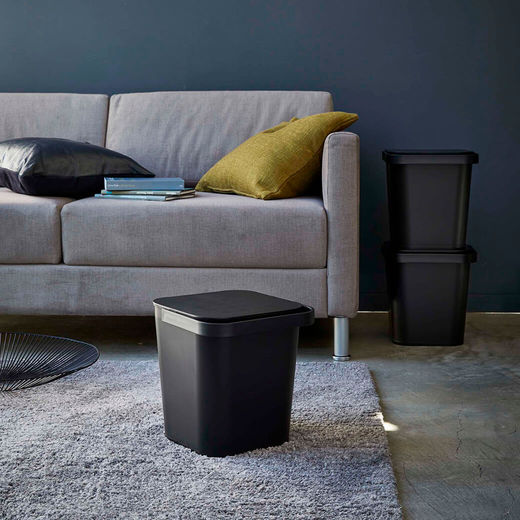 バケツとしてだけでなく、部屋に置いてもインテリアの一部として違和感のないようなデザイン性を併せ持っています。