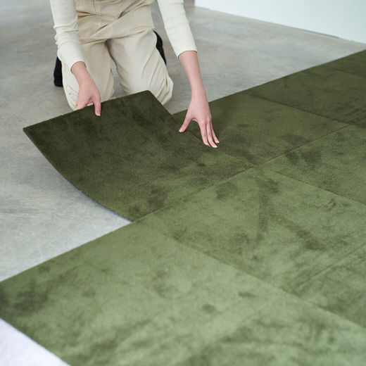 裏面には滑り止めが付いているので置くだけで設置完了です。