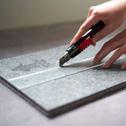 カッターナイフと定規があれば、部屋の形にあわせて敷き込めます。