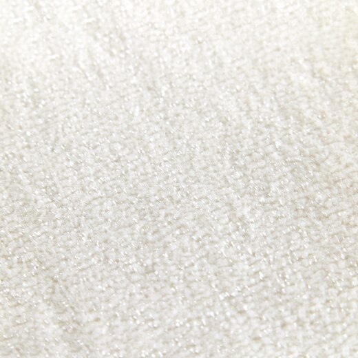 柔らかなナイロン糸と、繊細な光沢糸を一緒に織り込みました。
