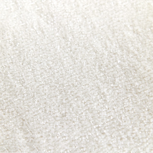 柔らかなナイロン糸と、繊細な光沢糸を一緒に織り込みました。