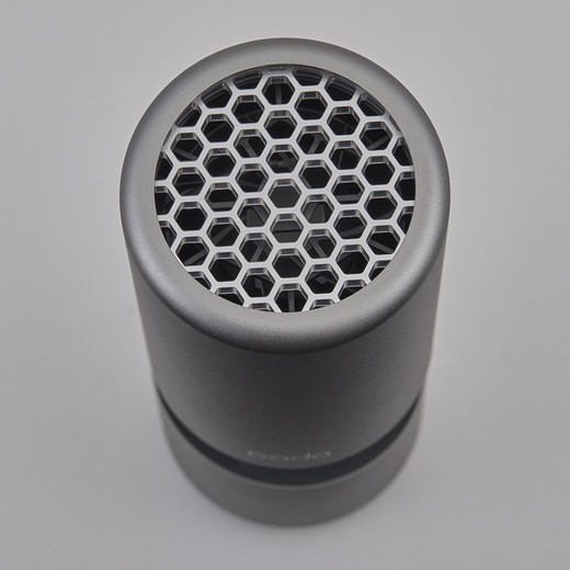 天面の縁を極限まで狭くして空気の放出量を増やし、空気の循環効率を強化することで清浄力を向上。（カラー：モルタルブラック）
