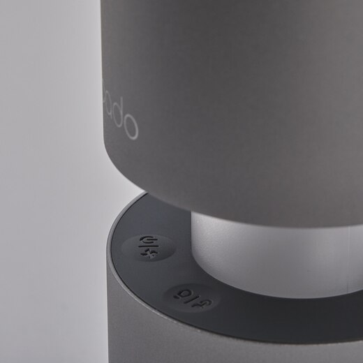 車中で使用中も、操作ボタンを見ることなく操作できるように、2つのボタンと、凹凸で簡単に操作できます。（カラー：モルタルブラック）