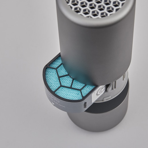 フィルターが汚れたら、本体上部を引き上げるだけで簡単に取り替え可能。（カラー：モルタルブラック）